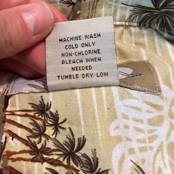 High‎ surf short sleeve button up top. Size large - Picture 5 of 11